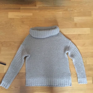  - Gråbrun stickad turtleneck. Finns ett hål vid kragen som visat på sista bilden. Syns dock inte vid användning.  