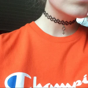  - Säljer en "hemmagjord" choker med världens finaste venussymbol på💖 priset är inkl. frakt & om det är något ni undrar över skicka gärna en fråga eller kolla beskrivningen i min profil. 