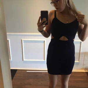  - En lila klänning köpt på hm o använd men tagsen har jag dragit bort! Säljes då den är lite på mig. 35kr frakt 