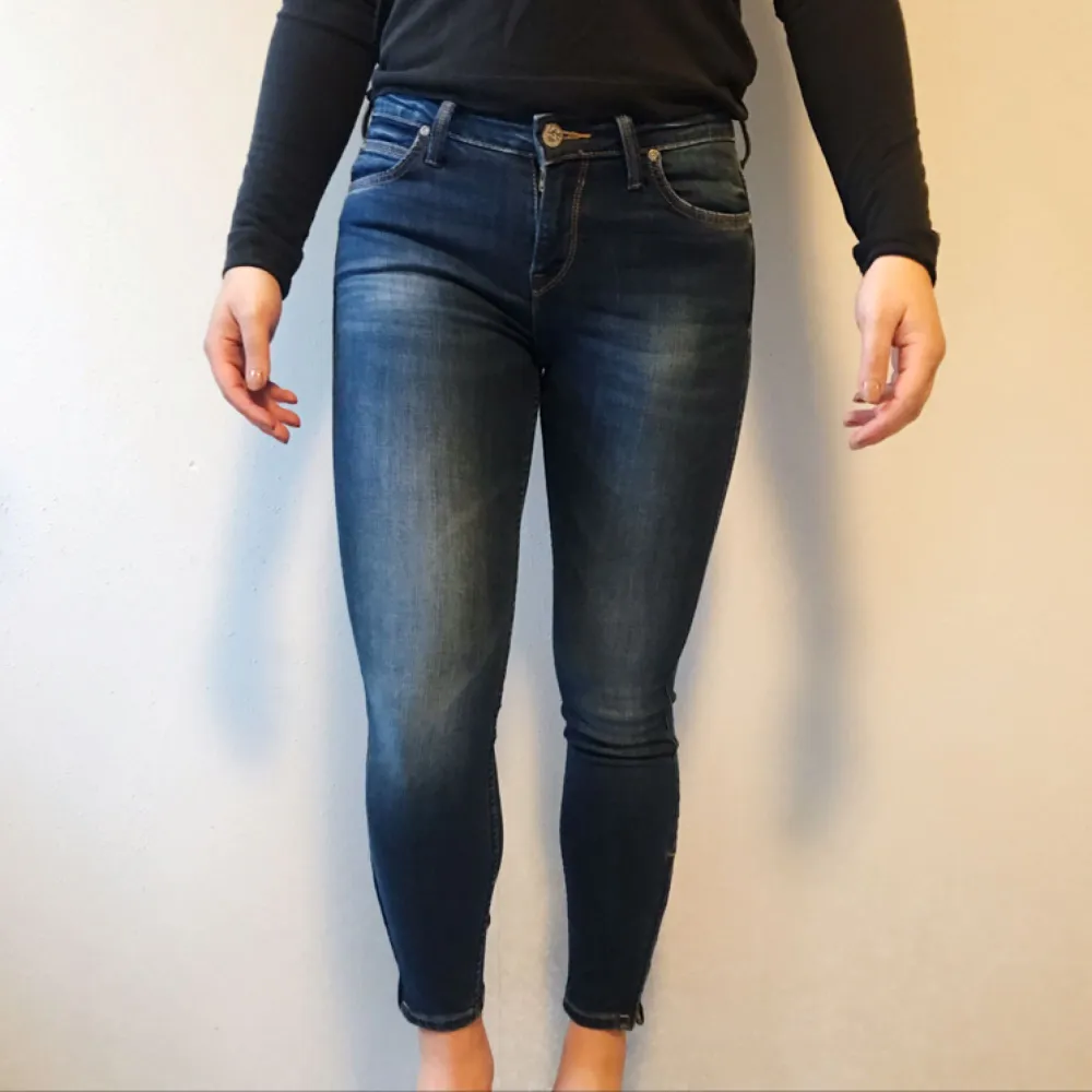 Lee jeans cropped modell (ankel) storlek W27 L31 säljes för 800kr (ny pris 1200kr), frakt tillkommer. Jeansen är oanvända förutom testade för bilderna ovan. Betalning sker via swish. . Jeans & Byxor.