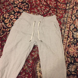  - Tajta gråa mjukis byxor, sitter snyggt på rumpan. 