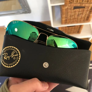  - Äkta ray-bans som även är polariserade. Nypris 1.700 kr.