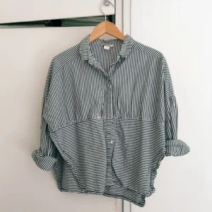  - Kort skjorta från Monki med slits i sidan! Använd få gånger!