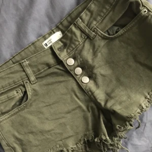  - Mörkgröna shorts från gina, frakt ingår i priset 