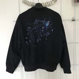  - Galet snygg bomberjacka med broderier från H&M Concious Collection tidigare säsong! Jackan är mörkt navy med quiltade sömmar.  - Aldrig använd, lappar kvar! 