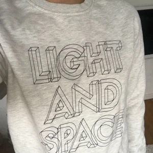  - Säljer en Marc Jacobs Sweater i storlek M. Använd fåtal gånger och köptes för 600kr