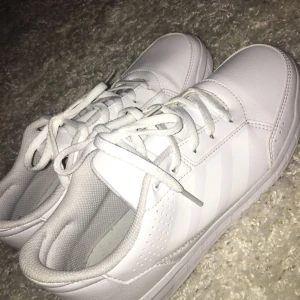  - Helt nya sneakers från adidas. Använda 1 gång. Köparen står för frakten