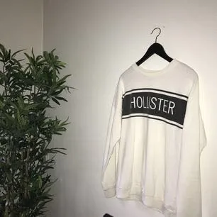 Snygg sweatshirt från Hollister som tyvärr inte kommer till användning längre 🌸 använd fåtal gånger så den är som ny. Nypris: 420kr. Hoodies.