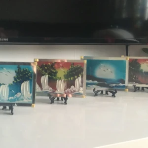  - Små målningar tavlor målade med fingret på spegeln i akrylfärger. Det kan vara en perfekt present till en älskade vän,en familjemedlem,en nära kompis eller det kan vara i inredningen för ditt toppenfin hem. Målningen skyddas av ett glas och kommer med stöd. Storlek: 13x15 cm Pris per styck: 50kr