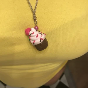  - Halsband med muffins berlock