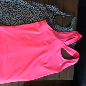  - 2 linnen. Storlek S på det mönstrade. Det rosa är M