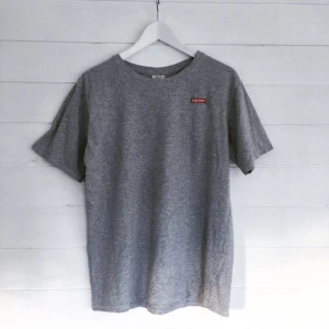  - Kan skickas mot fraktkostnaden.  Broderad logga.  Inte original.  Storlek: M.  Skick: använd men bra