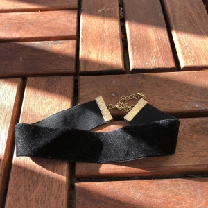  - Choker i sammet med knäppning. Frakt ingår.