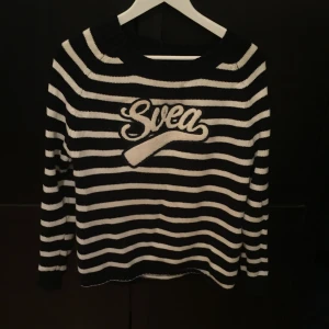  - Blåvit stickad Svea. Nästan aldrig använd.