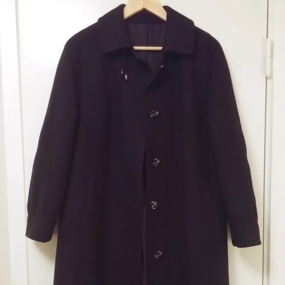 Beautiful long coat navy blue. 120 cm long from the neck to the bottom. It has two big pockets on the sides.  Size 38, it feels like between XS and S. Material: 80% wool 20% polyamide. It is in excellent condition.  . Jackor.