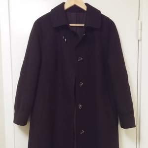 Beautiful long coat navy blue. 120 cm long from the neck to the bottom. It has two big pockets on the sides.  Size 38, it feels like between XS and S. Material: 80% wool 20% polyamide. It is in excellent condition.  