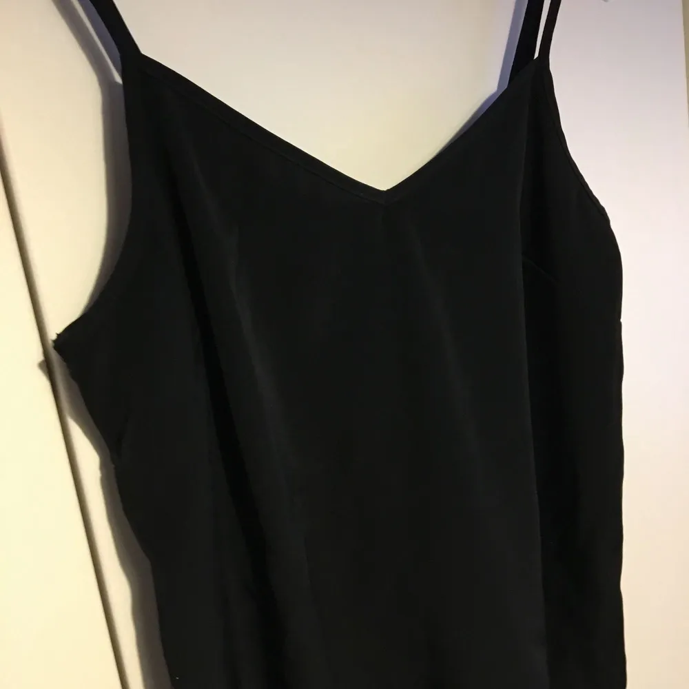Silky satin black cami top from ASOS. Simple and classic. . Toppar.