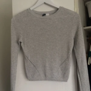  - Tunn stickad tröja i grått, jättefin men tyvärr för liten nu