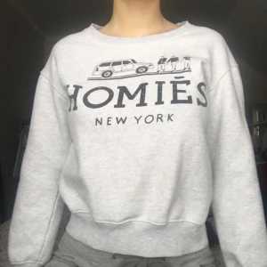  - Homies-tröja från Sheinside. Står S men definitivt XS då jag säljer den pga för liten. Sparsamt använd så perfekt skick! 