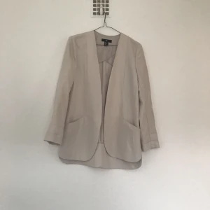  - Vit/beige kavaj i snygg modell! Använd 1 gång 