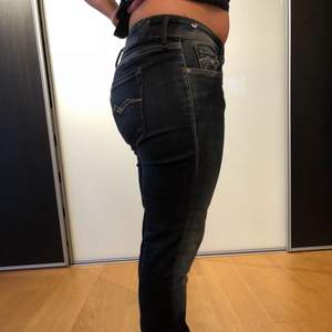 Replay jeans i storlek 30/32. Mycket stretch och skön passform. I perfekt skick, endast använda 1 gång pga fel storlek för mig. Kan skickas mot fraktkostnad eller mötas i Stockholm.  Glöm inte att trycka på gilla-knappen om du gillar mina kläder! :)
