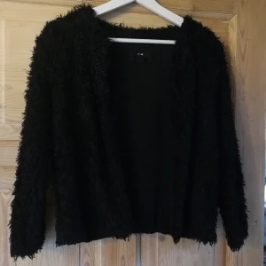  - Fluffig kortare kofta från hm. Använd ett fåtal gånger.