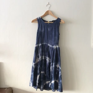  - Klänning från hm som är vit i grunden och batikad av mig i blått. Väldigt skön! Kjolen är lite klockad och något längre baktill. 