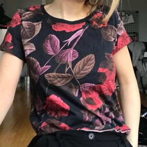  -  T-shirt från monki, använd fåtal gånger. Möts upp i Stockholm annars tillkommer frakt!