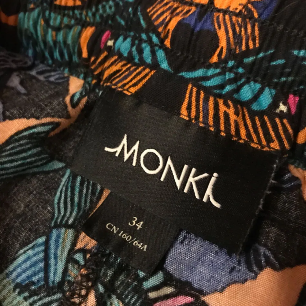 Mjuka, högmidjade shorts i ett färgglatt och unikt tyg. Köpta på Monki i storlek 34. Stören att dra åt med i midjan. Frakt tillkommer!. Shorts.