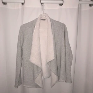  - Mysig kofta från H&M. Köparen står för frakt