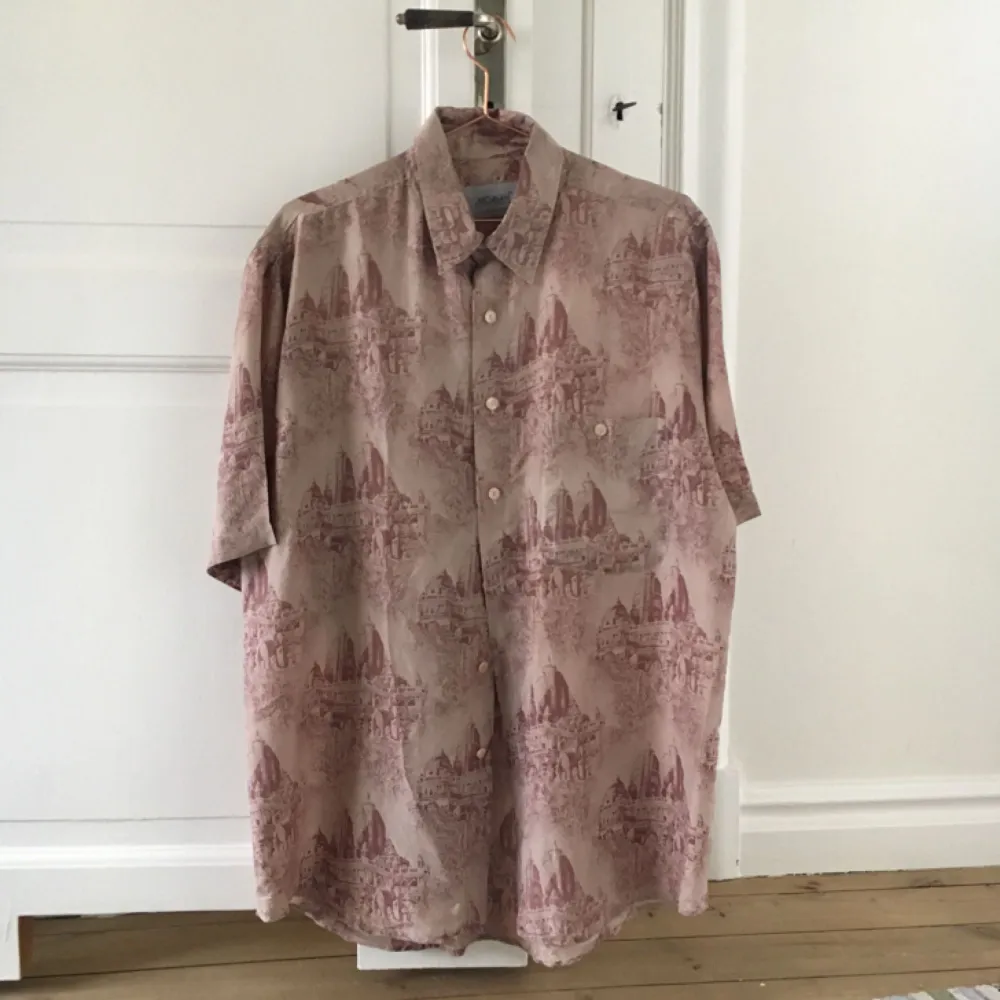 Svinsnygg oversize, tunn skjorta köpt förra året i London. Använd en gång och i jättebra skick, som ny ✨ . Skjortor.