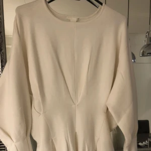  - Säljer min fina tröja som endast är använd 1 gång, nypris 499kr, mitt pris 200kr ✨