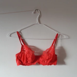  - FRI FRAKT. En riktig favorit men köpt en till röd så behöver inte båda. Bygel men ovadderad. 