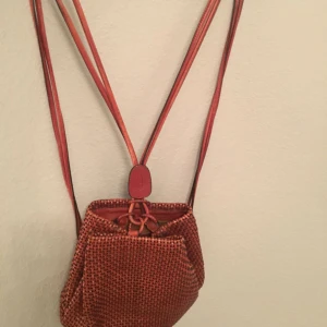  - Jättefin väska köpt i en vintagebutik på Island.  Sparsamt använd och fin kvalitet, sitter supersnyggt på. Troligen läder. Riktigt kap. 