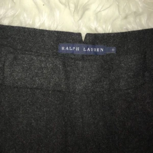  - 💕 Mörkgrå kostymbyxor i ull/ cashmere från RALPH LAUREN. superskönt material o mycket fin kvalitét. strl 8, skulle säga xs-s. 💕