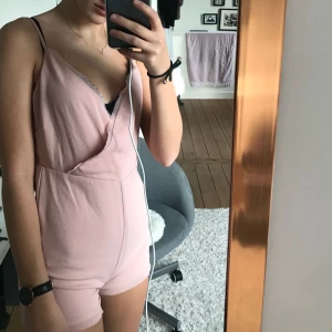  - Jumpsuit från Pull and Bear, helt oanvänd med lappen kvar. Nypris 900kr, köpt i London, pris kan diskuteras vid snabb affär😜 