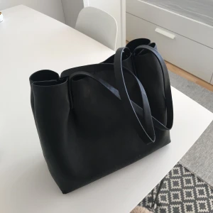  - Väska köpt förra året men sedan dess är den knappt använd utan har mest hängt i garderoben. 