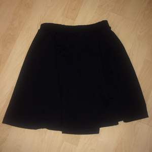 Söt kort kjol från bikbok