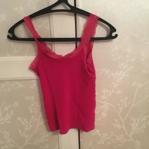  - Ett linne som sitter vid naveln/strax under naveln med spets detaljer! 