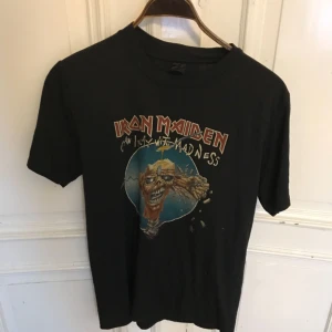  - Iron Maiden Medium, trevligt slitet skick. Hämtas i Uppsala, kan skickas mot portokostnad. 