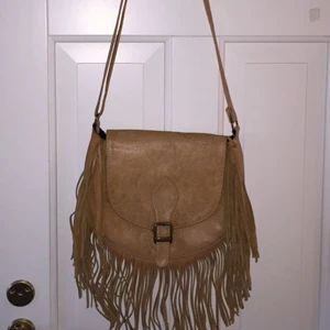  - Beige/ljusbrun läderväska köpt i Mexico. Väldigt fint hantverk och skön att ha på axeln, fack med blixtlås inuti 