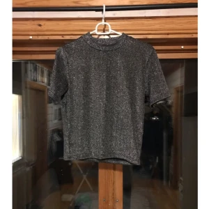  - Glittrig tröja från märket Stay, användes bara 1 gång under nyår ✨  Köparen står för frakt som blir 45kr 📮  Katt finns i hemmet 🐈