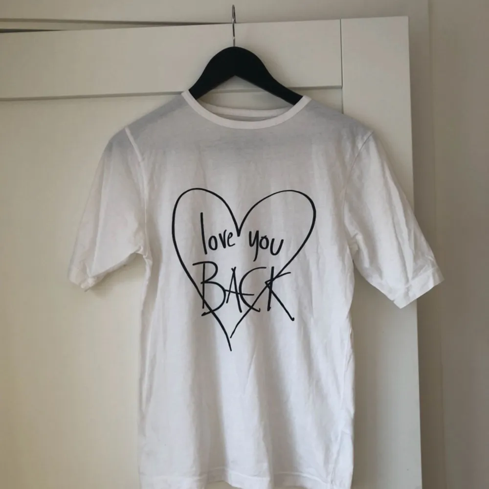”I love you BACK” t-shirt från Ann-Sofie Back! Såldes i limiterad upplaga. Lite längre armar som jag tycker gör den väldigt smickrande :) köpare står för frakt! 🌼 passar även en 36. T-shirts.