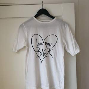 ”I love you BACK” t-shirt från Ann-Sofie Back! Såldes i limiterad upplaga. Lite längre armar som jag tycker gör den väldigt smickrande :) köpare står för frakt! 🌼 passar även en 36