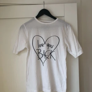  - ”I love you BACK” t-shirt från Ann-Sofie Back! Såldes i limiterad upplaga. Lite längre armar som jag tycker gör den väldigt smickrande :) köpare står för frakt! 🌼 passar även en 36