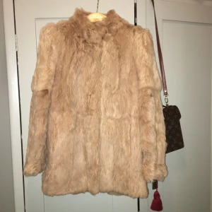  - Äkta kaninpäls köpt vintage för 1900kr. Fortfarande i väldigt fint skick! ❤️💥 