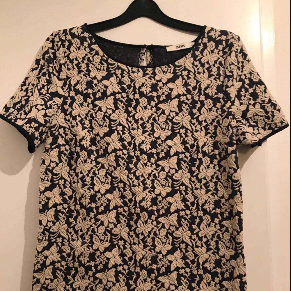 En fin topp från Oasis, mönstrad  Plick Second Hand
