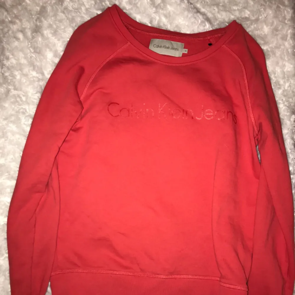 Calvin Klein sweatshirt i fint skick! Säljes då den blivit för liten för mig. Passar storlek XS-S. Röd färg som överensstämmer med bilderna. I priset ingår frakt. . Tröjor & Koftor.