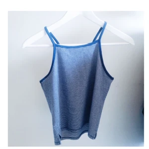  - Super fint linne från Bikbok, storlek S. Fint skick! ❣️FRAKT INGÅR I PRISET!! Alla mina priser är inklusive frakt. Samfraktar vid flera köp. Skickar via posten eller möta upp i Karlstad. Inga skambud, tack!   Har många olika annonser ute, så kika gärna på min profil. Happy shopping. 