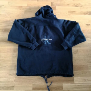  - Snygg hoodie från Calvin Klein😍😀 i jättefint skick, marinblå. Såååå snygg oversize!! Ett riktigt 90s fynd😍 Eventuell frakt betalas av köparen😘😚😚✨✨❤️
